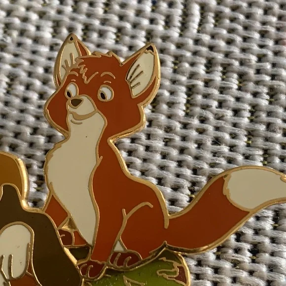 Disneyland Paris resort Fox & Hound - Train Series - LE 1200 Disney Pin 30160 - Picture 5 of 11